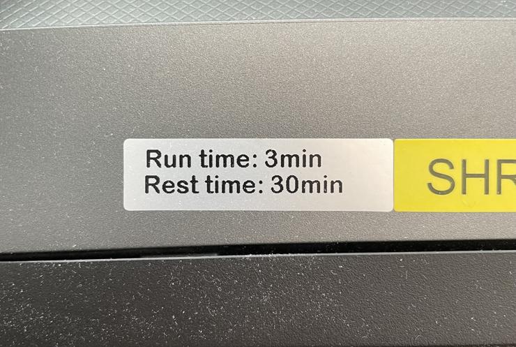 A photo of a label on an office shredder reading “Run time: 3min / Rest time: 30min”